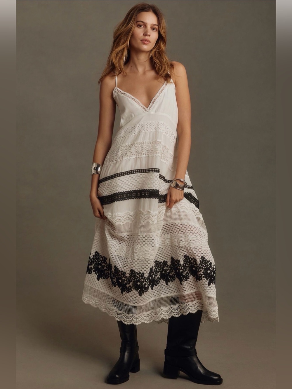 By Anthropologie sleeveless Vneck lace midi dress, size small